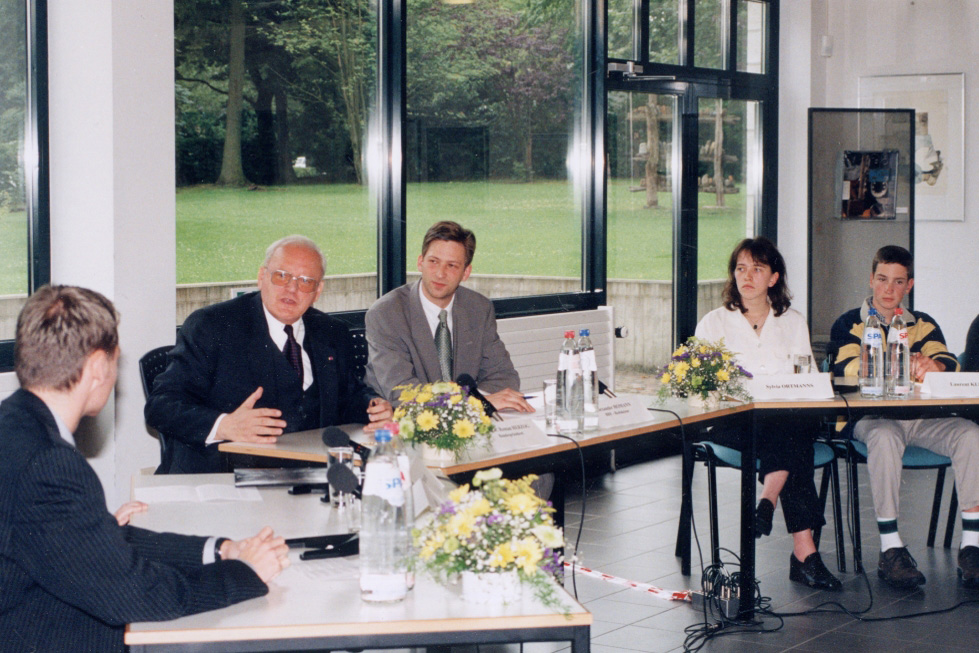 Bundespräsident Roman Herzog 1998 bei der Diskussion mit Jugendlichen im BRF-Funkhaus in Eupen