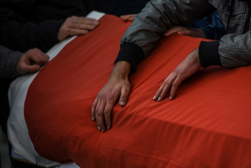 Nach dem Anschlag in Istanbul: Angehörige am Sarg eines der Opfer