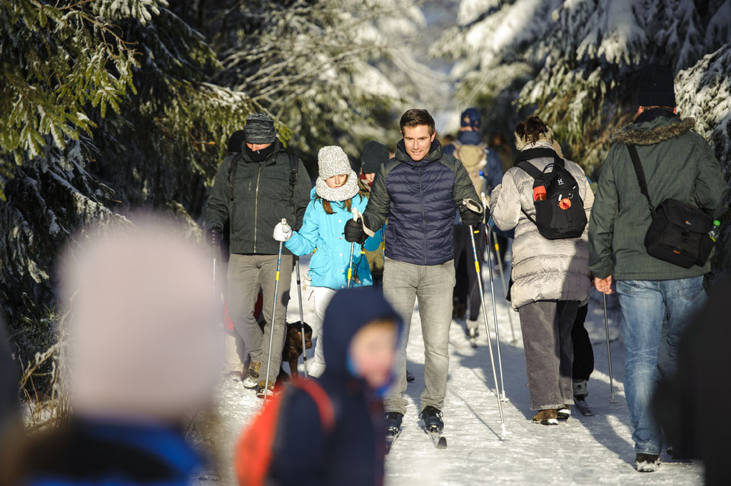 Schnee und viele Wintersportler im Hohen Venn