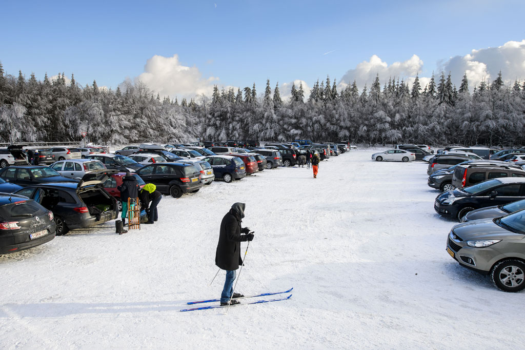 Schnee und viele Wintersportler im Hohen Venn