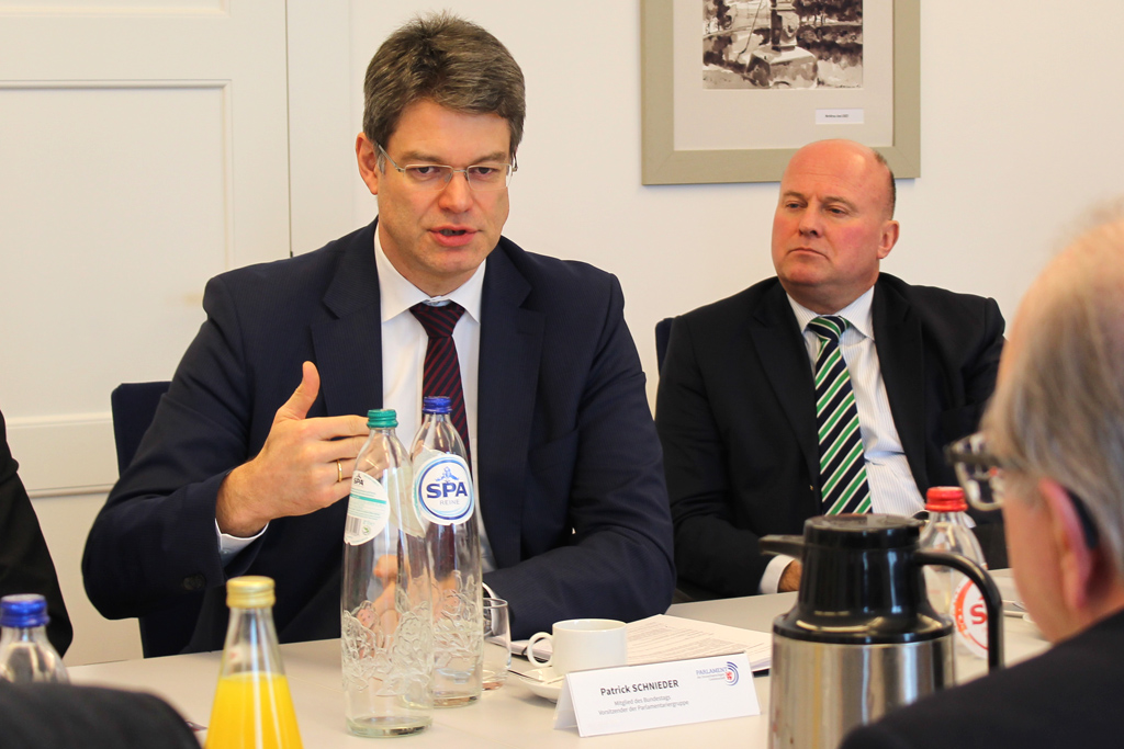Der deutsche Bundestagsabgeordnete Patrick Schnieder bei dem Treffen im DG-Parlament