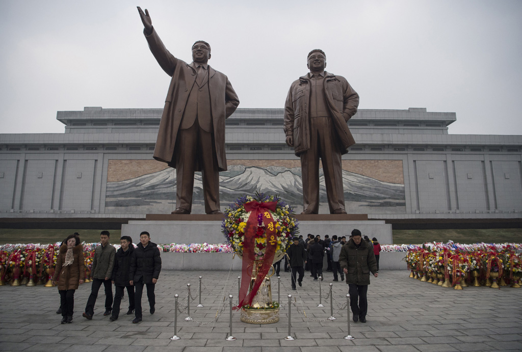 Statuen von Kim Il-Sung und Kim Jong-Il in Pjöngjang (1.1.)