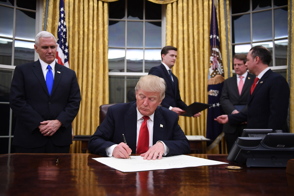 Trump unterzeichnet eine Anordnung "zur Erleichterung der Lasten durch Obamacare" im Oval Office des Weißen Hauses