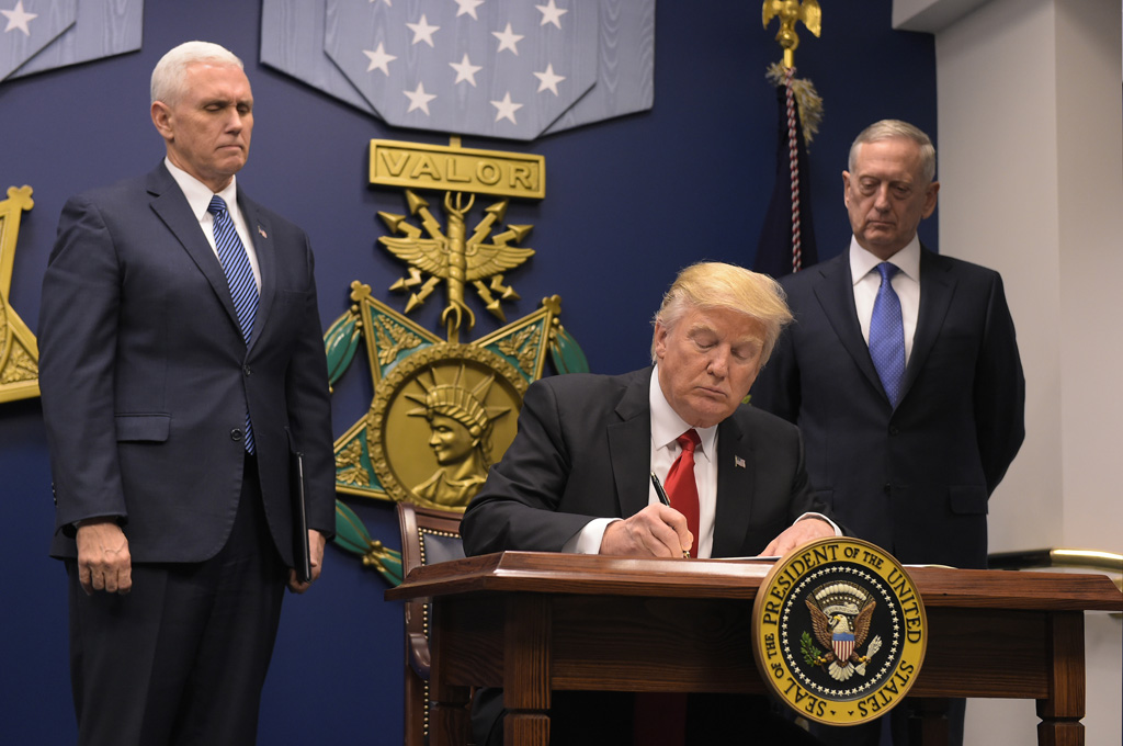 Trump unterzeichnet ein Dekret zur Modernisierung der Streitkräfte