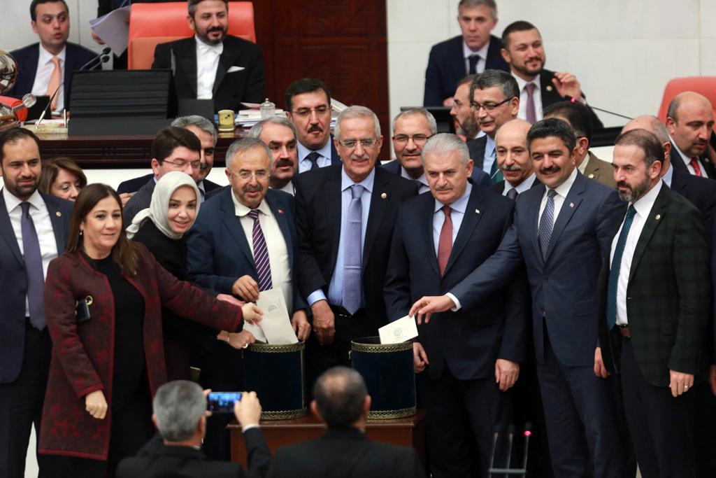 Das türkische Parlament hat weiteren Artikeln für eine Verfassungsreform für ein Präsidialsystem zugestimmt (15. Januar 2017)
