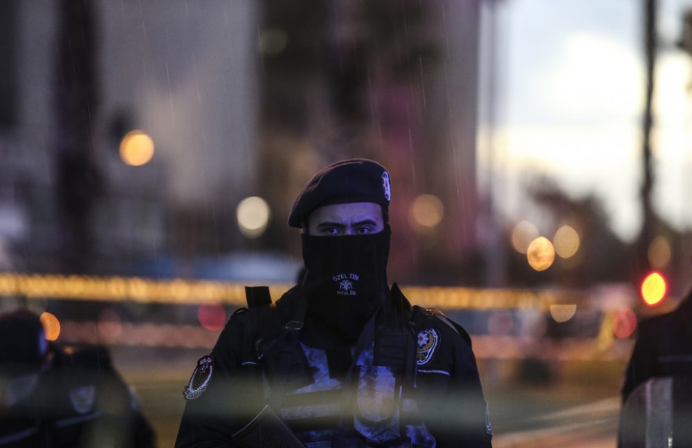 Vermummter türkischer Polizist
