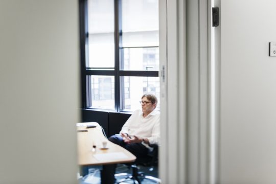 Guy Verhofstadt in seinem Büro in Straßburg