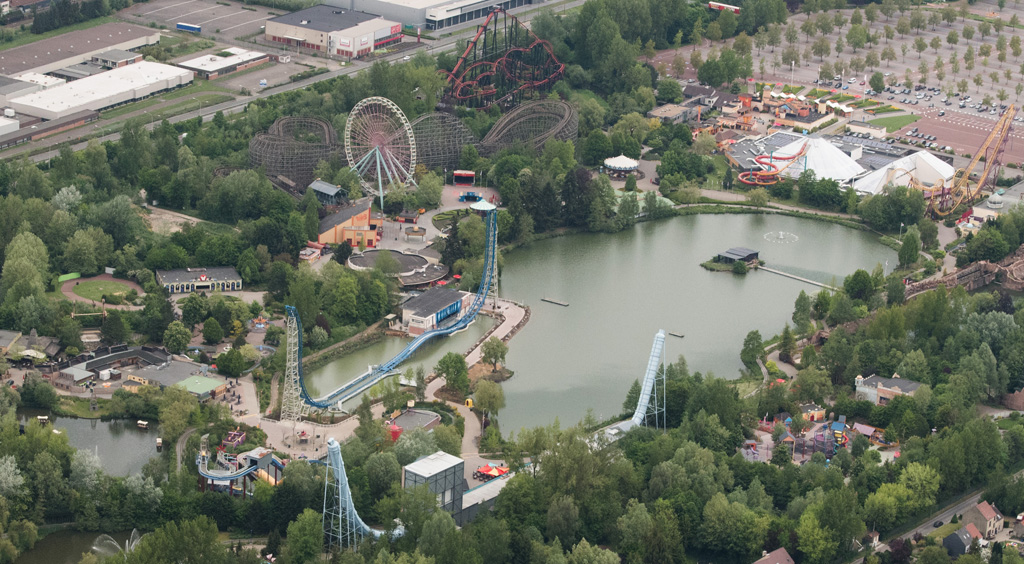 Blick auf den Freizeitpark Walibi (noch) mit Riesenrad