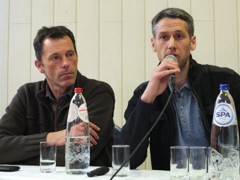 Achim Langer von Courant d'Air (re) erläutert das Bürgerwindparkprojekt