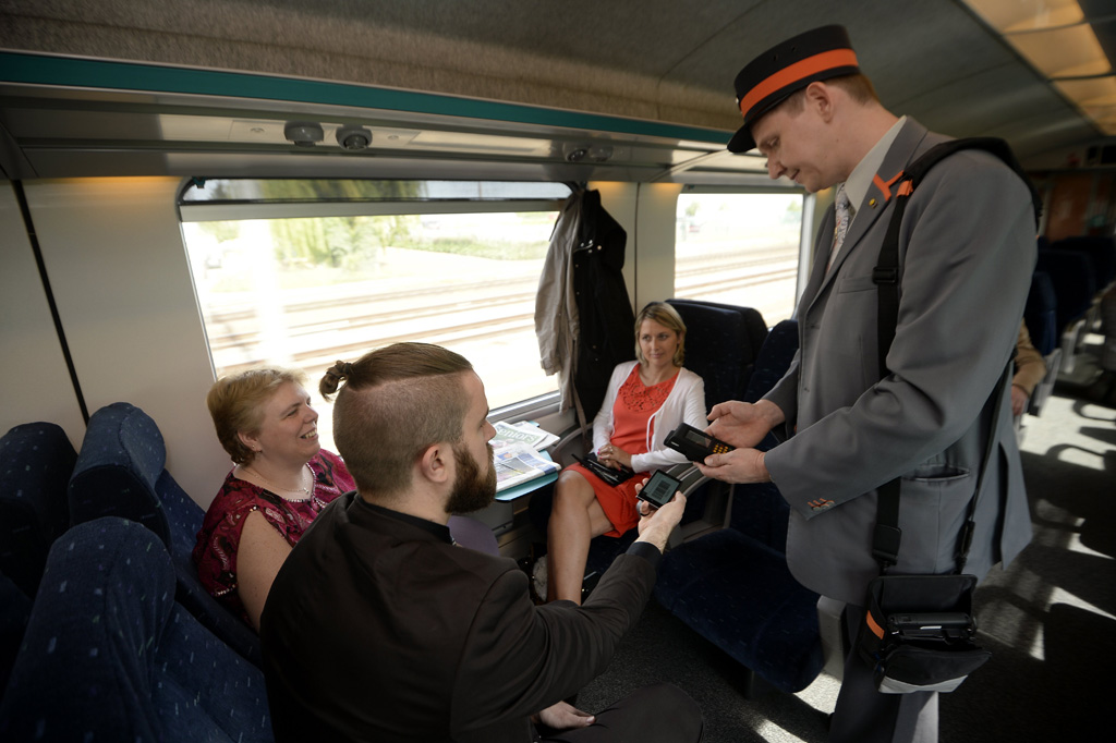 Passagiere in einem SNCB-Zug (Bild: Eric Lalmand/Belga)