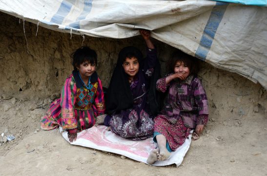 Flüchtlingskinder unter einer Plane