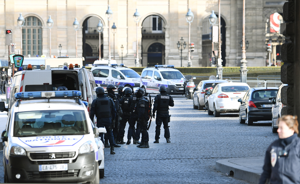 Attacke vor dem Louvre: Ein Mann geht mit einem Messer auf einen Soldaten nieder und wird niedergeschossen