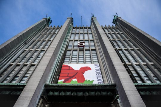 Logo der Batibouw an Außenwand der Messhalle