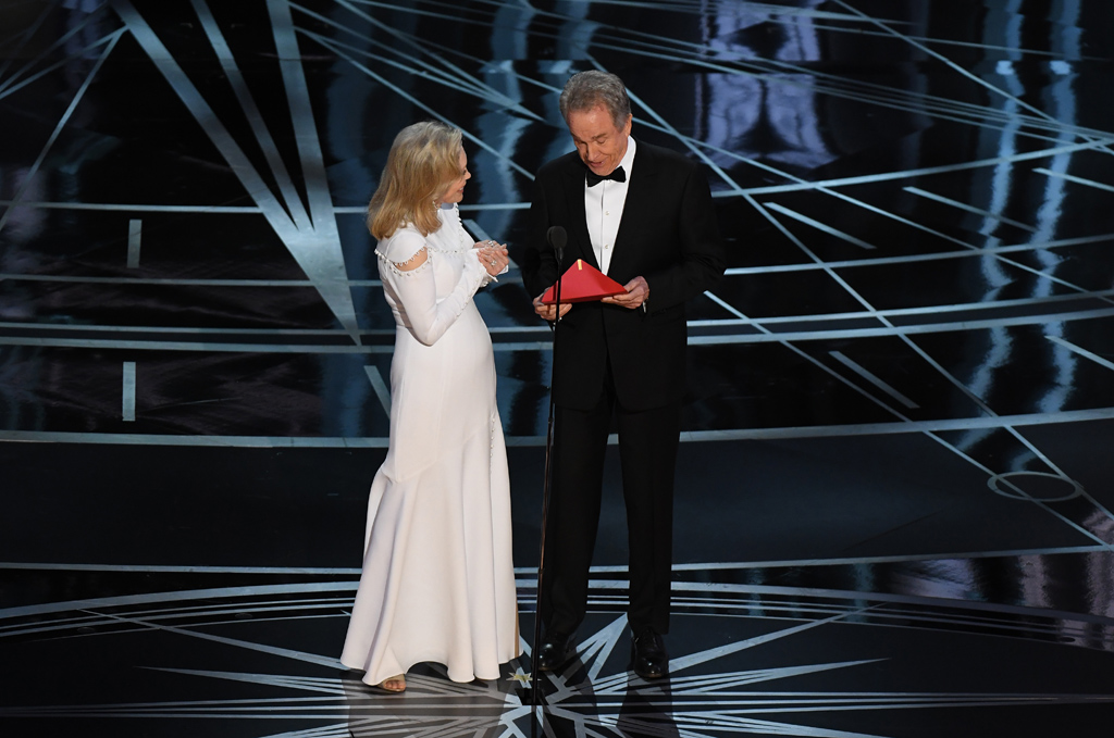 Oscar-Verleihung: Schauspielerin Faye Dunaway und Schauspieler Warren Beatty bei der Verkündung des Preisträgers in der Kategorie Bester Film