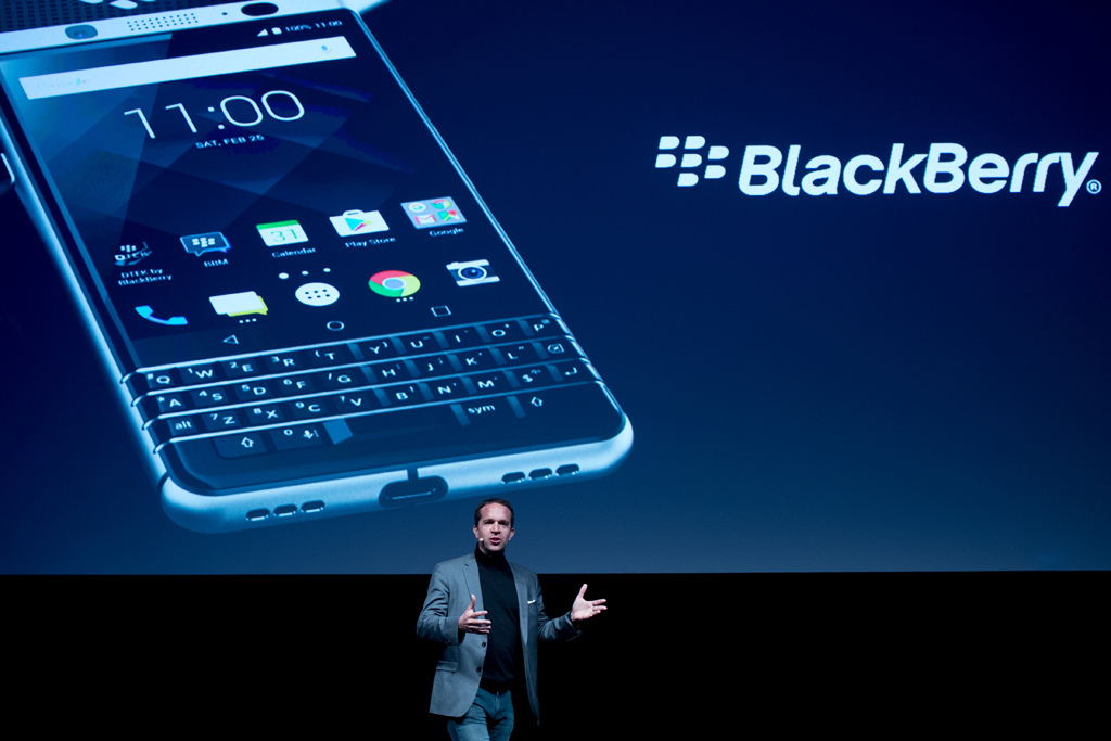 Nicolas Zibell, CEO von TCL, präsentiert das neue Blackberry in Barcelona