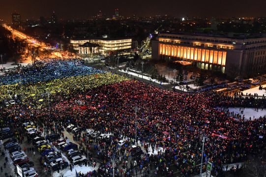 Zehntausende protestieren in Bukarest: Trikolore in den Landesfarben