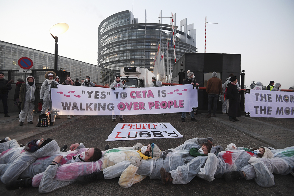 Demonstrationen gegen Ceta vor dem Gebäude des EU-Parlaments