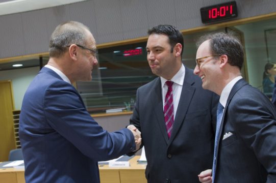 EU-Bildungsministerrat: Tibor Navracsics, EU-Kommissar für Bildung, Kultur, Jugend und Sport, Harald Mollers, Minister für Bildung und wissenschaftliche Forschung, Botschafter Jan Hoogmartens, stellvertretender ständiger Vertreter Belgiens bei der EU (v.l.n.r.)