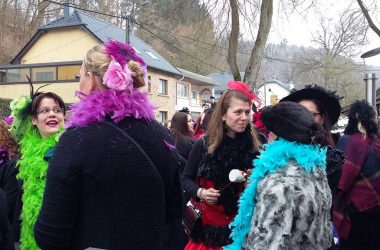 Dritter Fettdonnerstag in Burg-Reuland: Möhnen stürmen das Kulturhaus