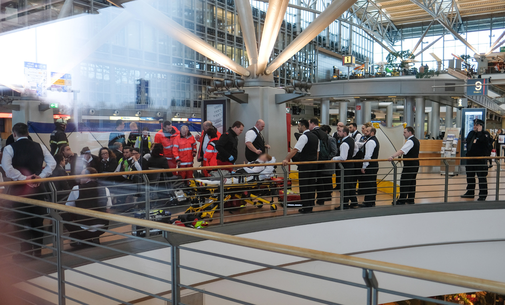 Hamburger Flughafen vorübergehend gesperrt – 50 Verletzte durch Gas (12. Februar 2017)