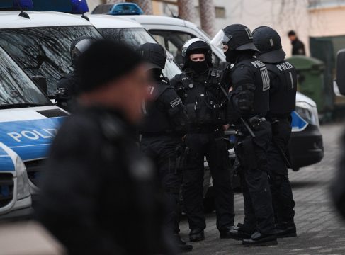 Mit Maschinenpistolen und Helmen vollausgerüstete deutsche Polizisten