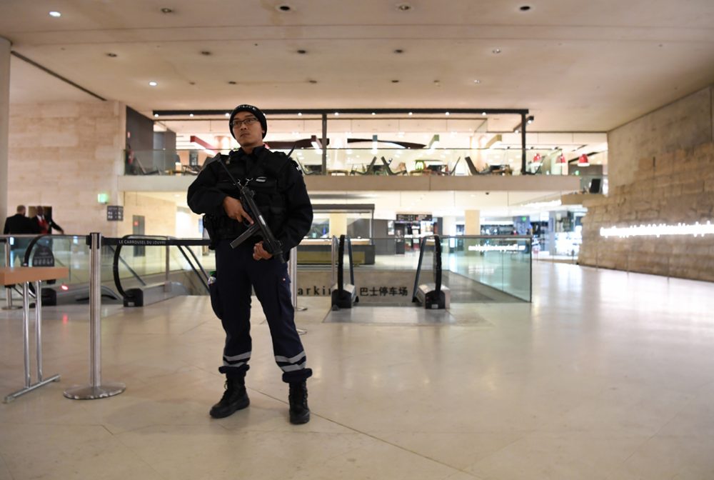 Französischer Polizist am Freitag im Louvre