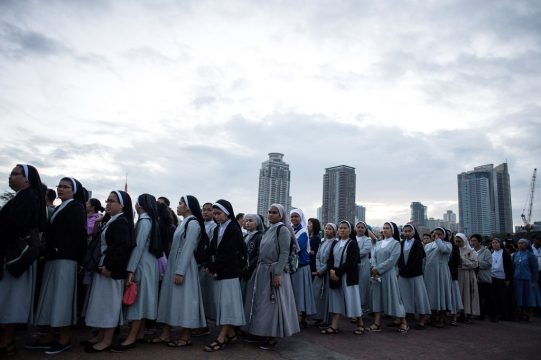 Katholische Schwestern beteiligen an Demo gegen Dutertes Gewalt