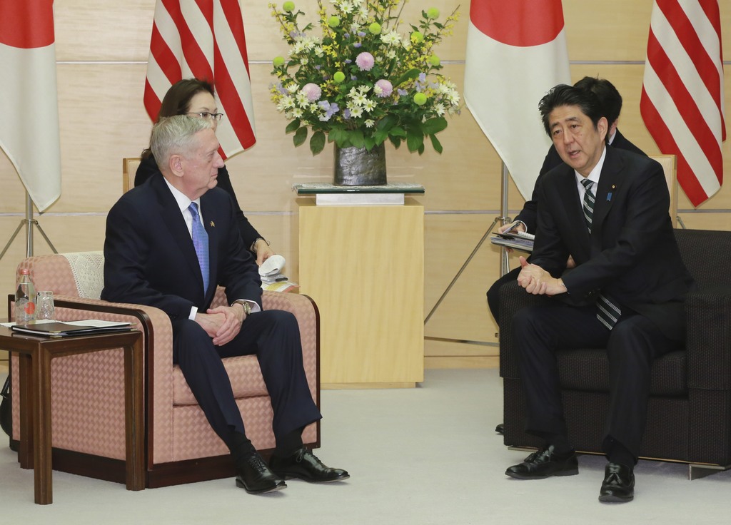 US-Verteidigungsminister Mattis (l.) mit japanischem Premier Abe