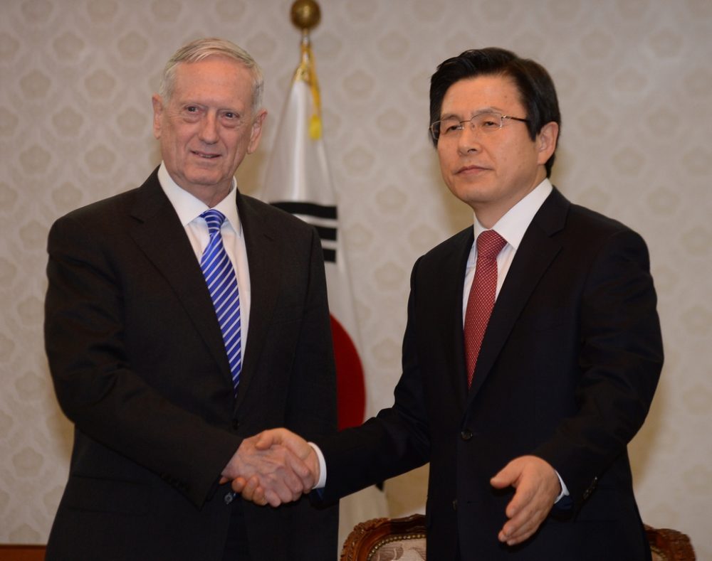 US-Verteidigungsminister James Mattis (l.) mit Südkoreas Präsidenten Hwang Kyo-ahn