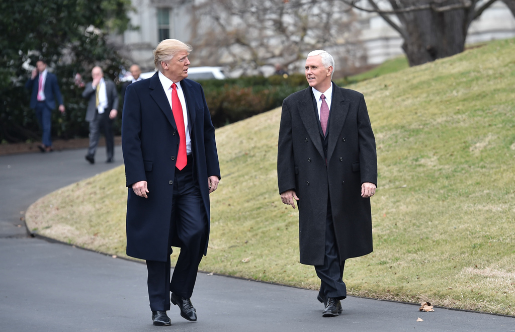 Der Prâsident und sein Vize: Donald Trump und Mike Pence (re)