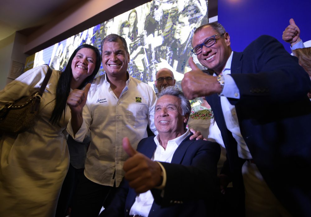 Lenín Moreno (2.v.r.) gewinnt die Präsidentschaftswahl in Ecuador