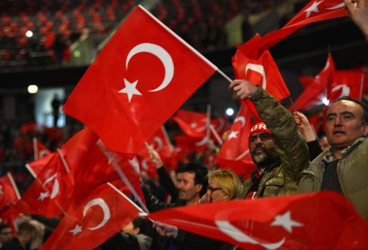 Yildirim-Anhänger in Oberhausen, rote Türkeiflaggen