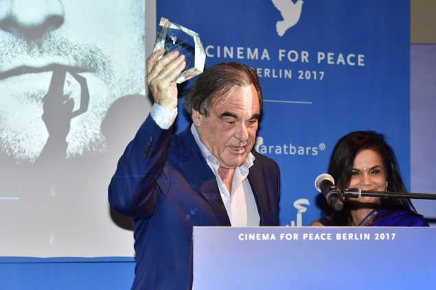 Oliver Stone bei der "Cinema for Peace"-Preisverleihung in Berlin