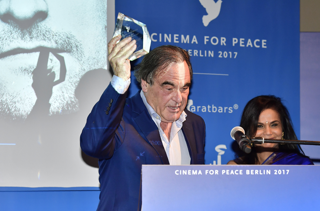 Oliver Stone bei der "Cinema for Peace"-Preisverleihung in Berlin in 2017 (Bild: John Macdougall/AFP)