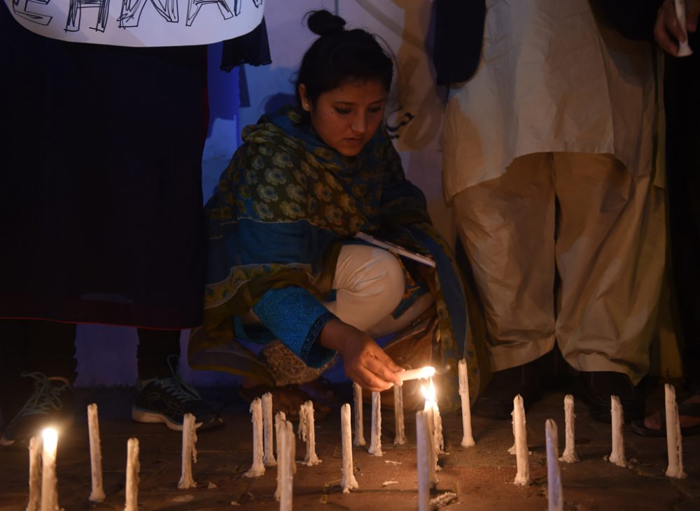 Pakistaner halten Nachtwache zum Gedenken an die Opfer des Anschlags am Sufi-Schrein