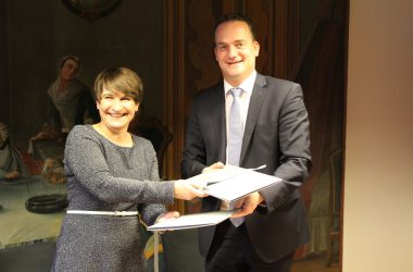 Diplomanerkennung: DG-Ministerpräsident Oliver Paasch und die niederländische Außenhandelsministerin Lilianne Ploumen bei der Unterzeichnung des Abkommens in Eupen