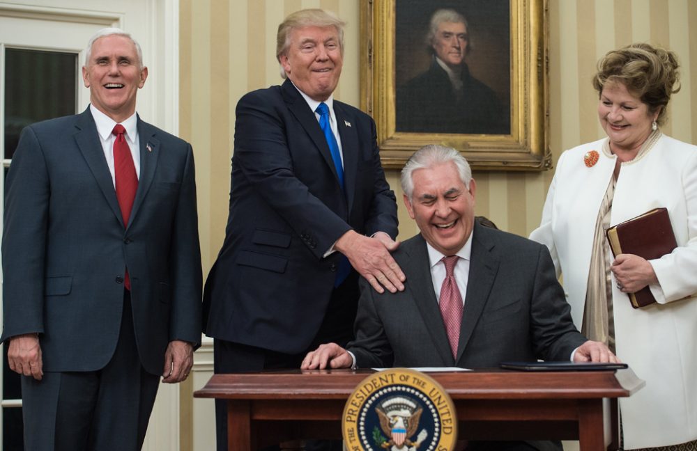 US-Präsident Trump gratuliert seinem frisch vereidigten Außenminister Tillerson