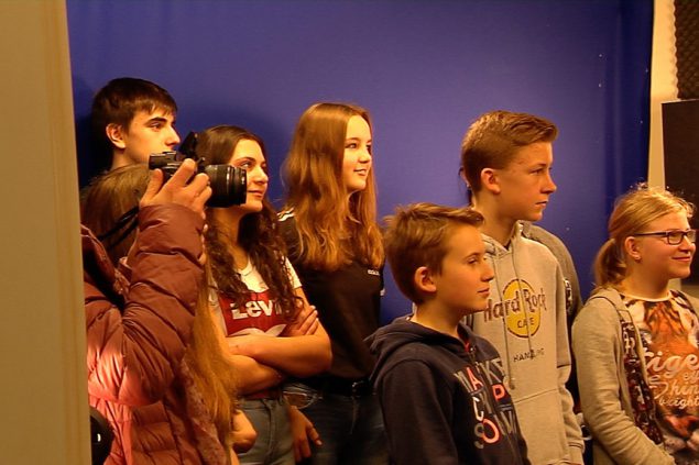 Schüler und Schülerinnen des César-Franck Athenäums in Kelmis im BRF-Fernsehstudio