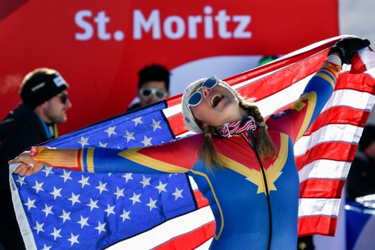 Mikaela Shiffrin mit US-Flagge in Siegerpose