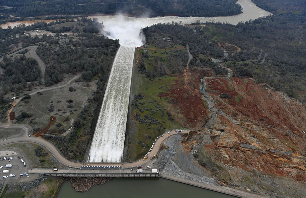 Kontrollierter Wasserablauf am Oroville-Stausee in Kalifornien