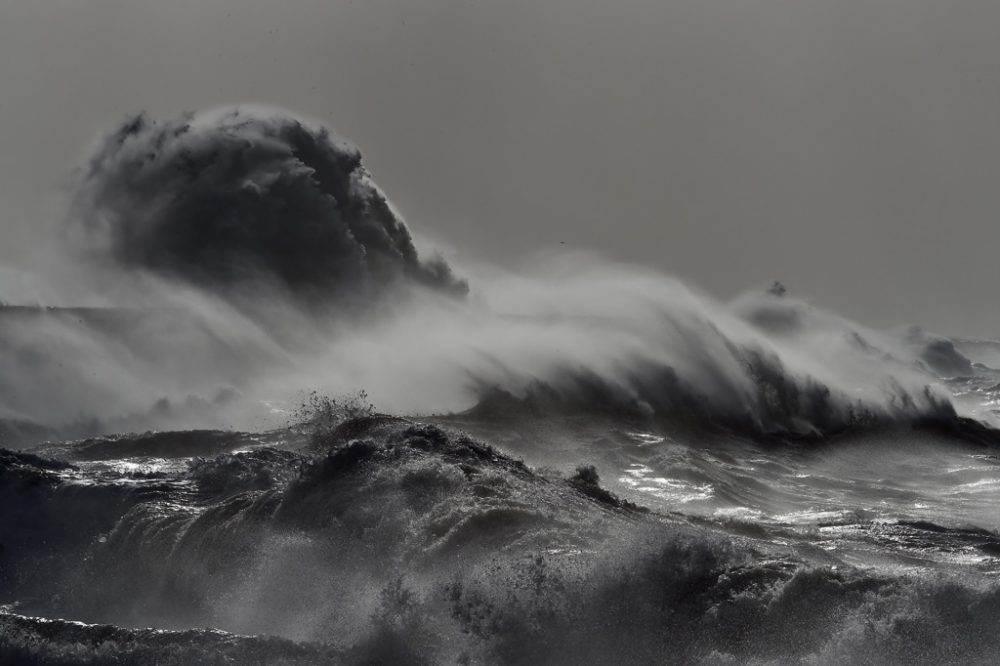 Der Sturm trifft auf die britische Küste