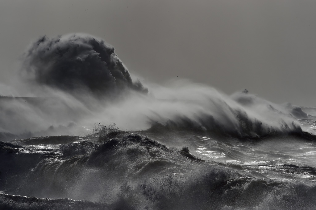 Der Sturm trifft auf die britische Küste