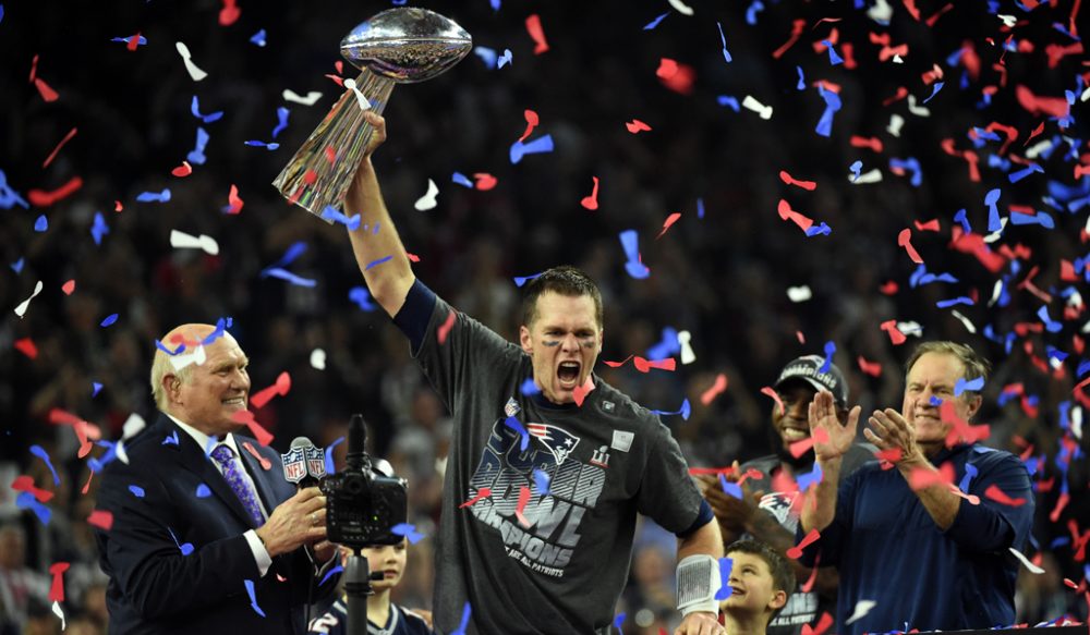 Tom Brady hält Super-Bowl-Pokal hoch