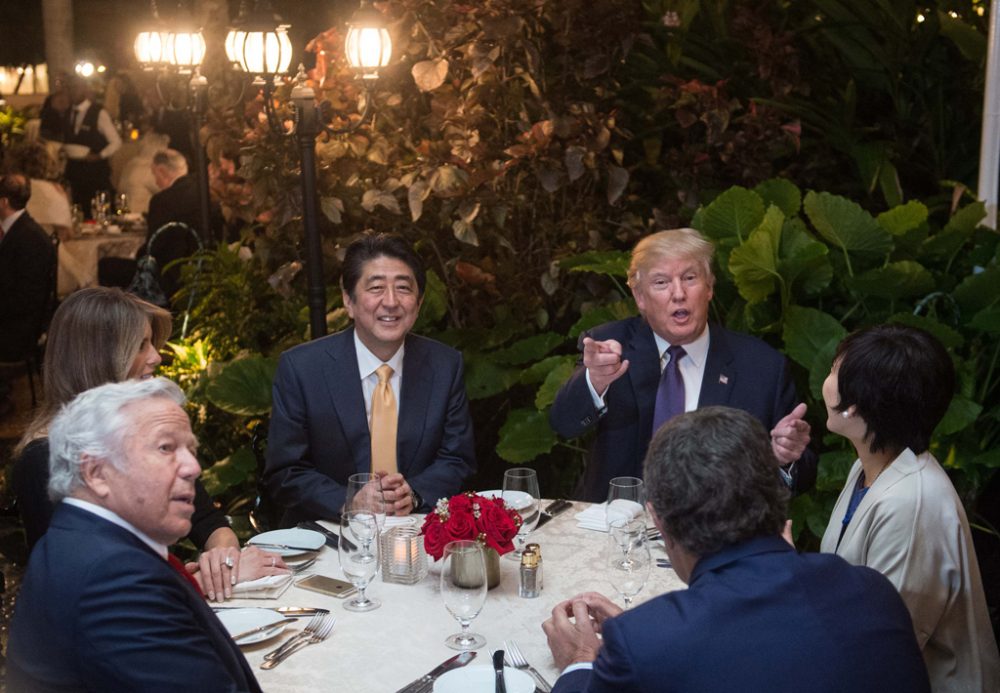 US-Präsident Donald Trump mit dem japanischen Premierminister Shinzo Abe in einem Restaurant, das ihm gehört