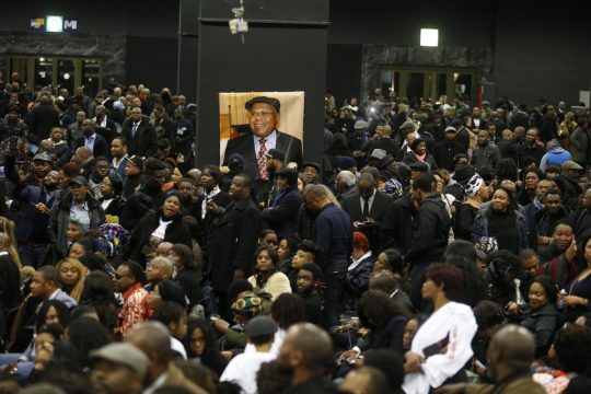 Trauergäste vor Tshisekedi-Foto im Heysel