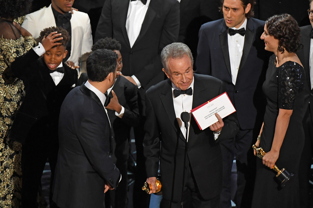 Schauspieler Warren Beatty mit dem "richtigen" Gewinner-Umschlag bei der Oscar-Verleihung am Sonntag in Hollywood