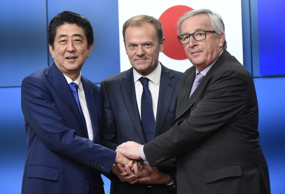 Japans Ministerpräsident Shinzo Abe, EU-Ratspräsident Donald Tusk und EU- Kommissionspräsident Jean-Claude Juncker am Dienstag in Brüssel