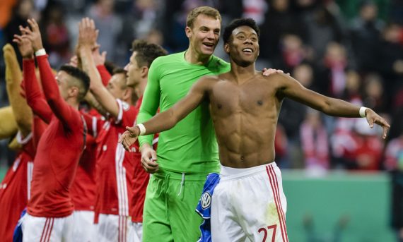 Manuel Neuer und David Alaba feiern ihren Sieg gegen Schalke 04