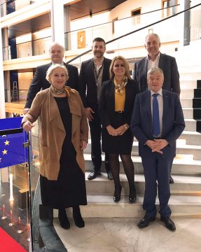 Länderübergreifende Allianz gegen die deutschen Mautpläne: (v.l.n.r.) die Abgeordneten Pavel Svoboda (Tschechien), Claudia Schmidt (Österreich), Pascal Arimont (Belgien), Elżbieta Łukacijewska (Polen), Georges Bach (Luxemburg), Wim van de Camp (Niederlande)