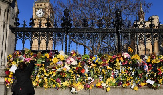 Blumen vor dem House of Parliaments zur Erinnerung an den Anschlag vom 22. März